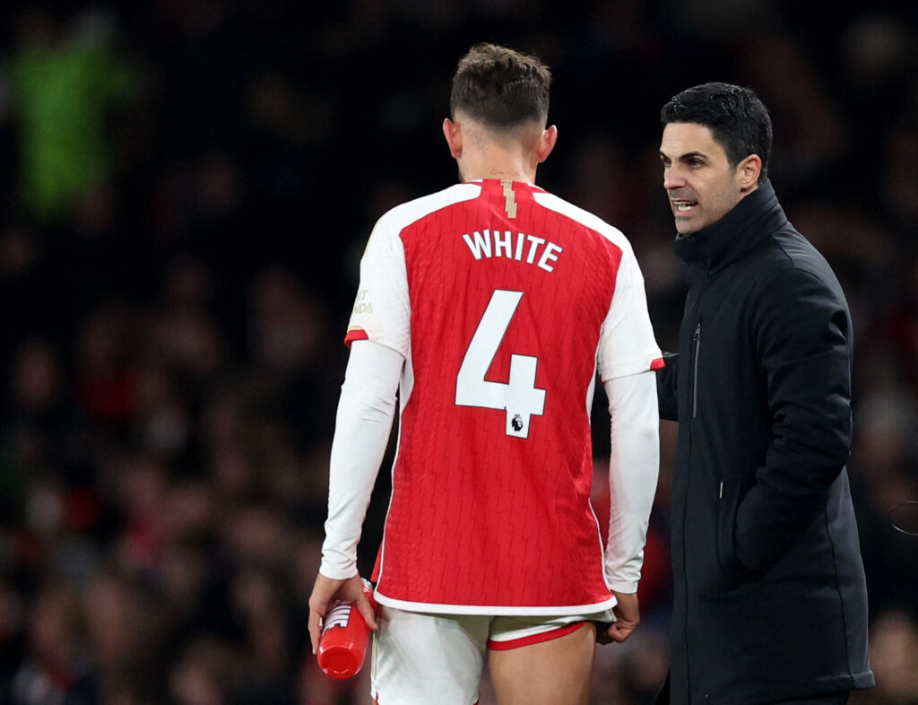 Arsenals Ben White får sig en snak med manager Mikel Arteta.