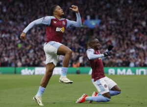 Aston Villas spillere jubler efter mål mod Wolverhampton i Premier League