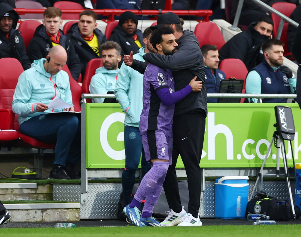 Jürgen Klopp krammer Mohamed Salah i kampen mellem Liverpool og Brentford i Premier League.