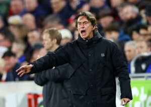 Thomas Frank råber fra sidelinjen i kampen mod Manchester United.