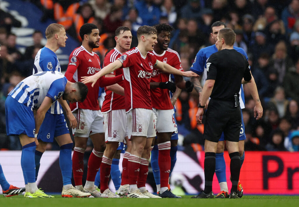 Nottingham Forest spillerne diskuterer med kampens dommer i Premier League-opgøret mod Brighton.