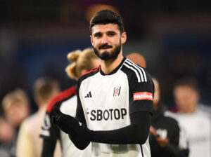 Fulhams Chelsea-lejesvend Armando Broja kigger forbi kameraet.