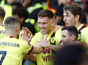 Burnley-spillerne fejrer, at man får point med fra Stamford Bridge, da man har spillet 2-2 mod Chelsea.