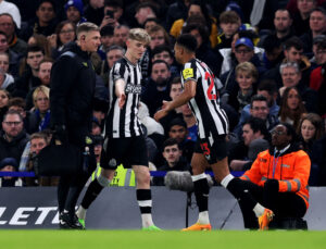 Anthony Gordon måtte mandag aften lade sig udskiftepå grund af en skade - til stor ærgrelse fra Eddie Howe.