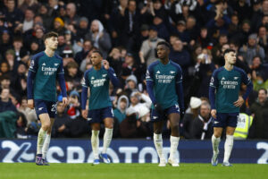 Arsenal-spillerne går skuffet rundt på banen efter at have indkasseret et mål.