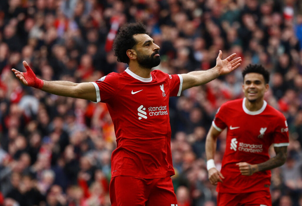 Mohamed Salah jubler sammen med Luiz Diaz, efter Liverpool fulendte et comeback mod Brighton.