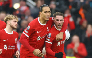 Virgil Van Dijk jubler sammen med resten af Liverpool holdet