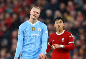Manchester Citys Erling Haaland sammen med Liverpools Wataru Endo.