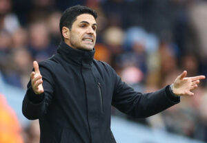 Mikel Arteta slår ud med armene i spidsen for Arsenal