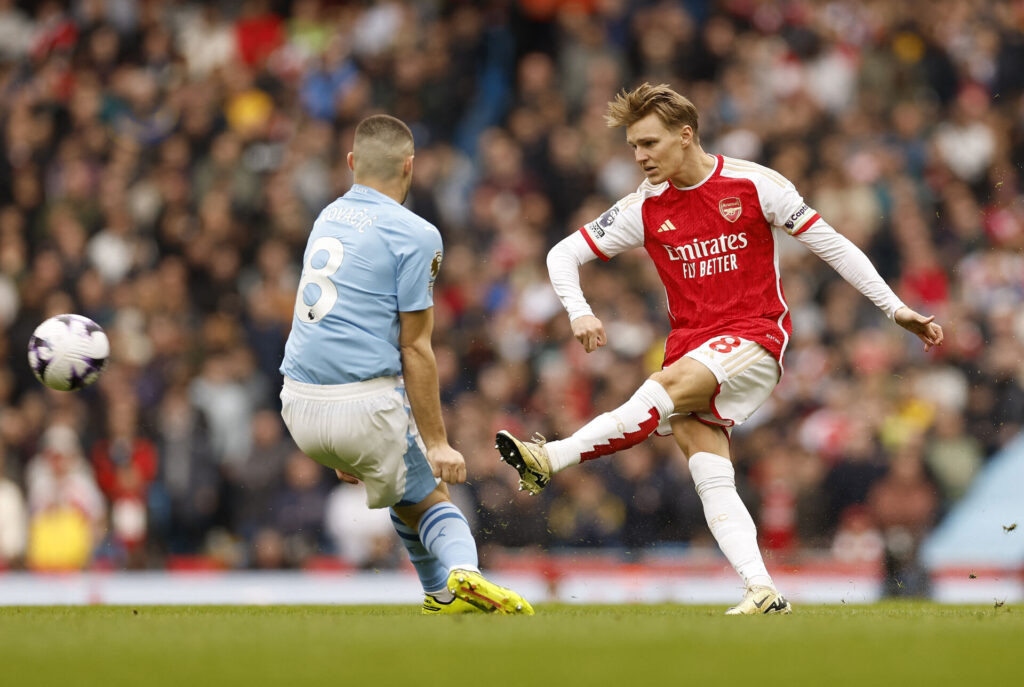 Martin Ødegaard og Mateo Kovacic er i duel i kampen mellem Manchester City og Arsenal