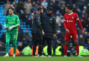 Jürgen Klopp omfavner Alisson efter kampen mellem Liverpool og Manchester City.
