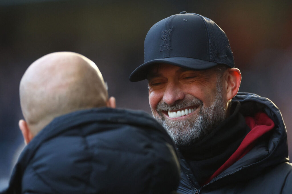 Jürgen Klopp og Pep Guardiola giver hinanden hånden efter endt kamp