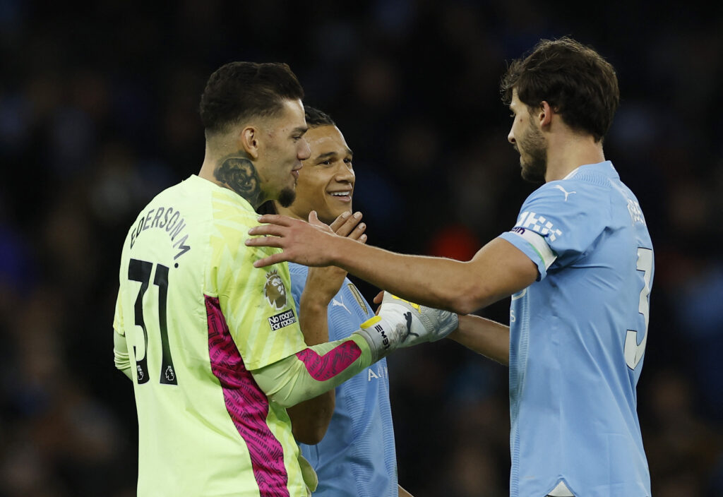 Manchester City-spillerne Ederson, Ruben Diaz og Nathan Ake jubler over en sejr.