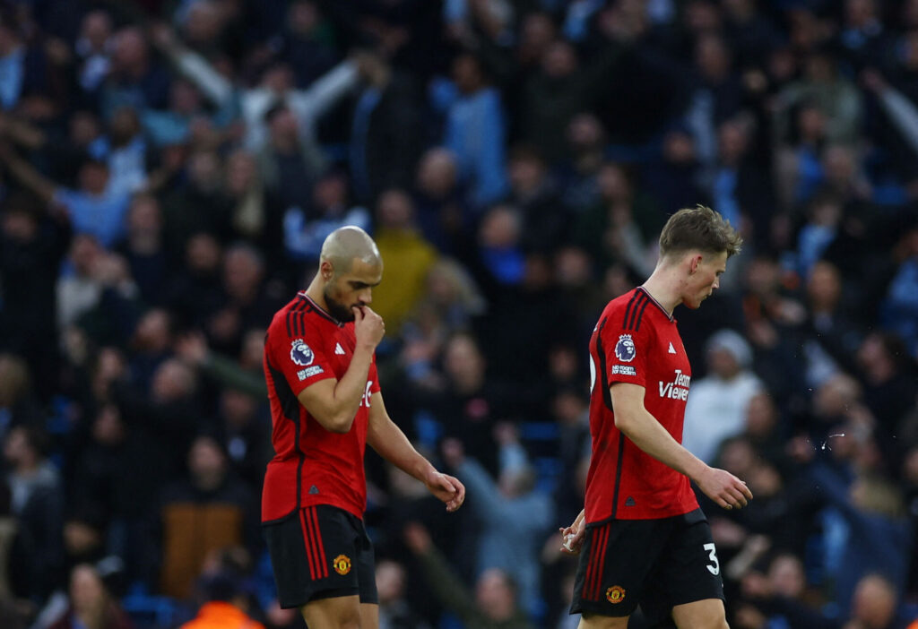 Manchester Uniteds Sofyan Amrabat og Scott McTominay efter Premier League-kampen mod Manchester City.