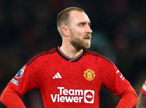 Christian Eriksen står med armene i siden for Manchester United