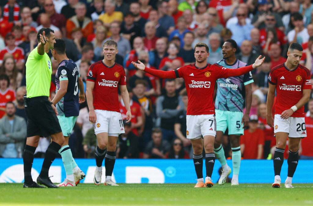 Mason Mount slår ud med armene efter dommeren i Manchester Uniteds opgør mod Brentford.