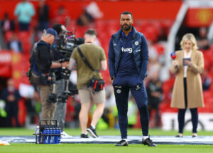 Ashley Cole står og stirrer ud i luften.