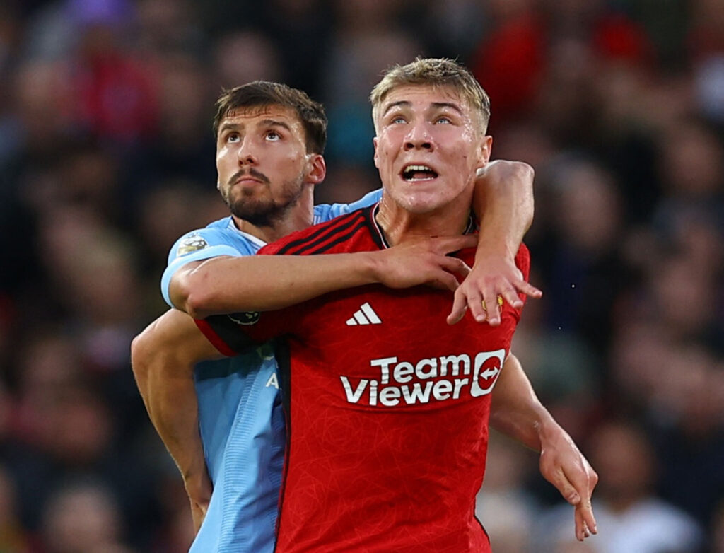 Manchester Uniteds Rasmus Højlund i duel med Manchester City.