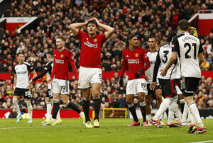 Manchester Uniteds Harry Maguire ærgrer sig over en spildt chance for at score mod Fulham.