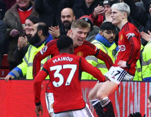 Kobbie Maino jubler sammen med Højlund og Garnacho i Manchester United