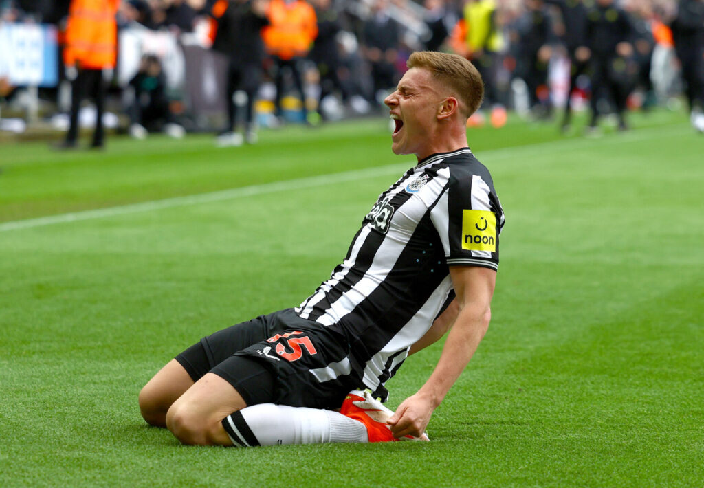 Harvey Barnes jubler på sine knæ efter en scoring for Newcastle i sejren over West Ham