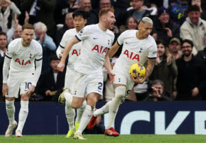 Tottenhams spillere med bolden efter en scoring