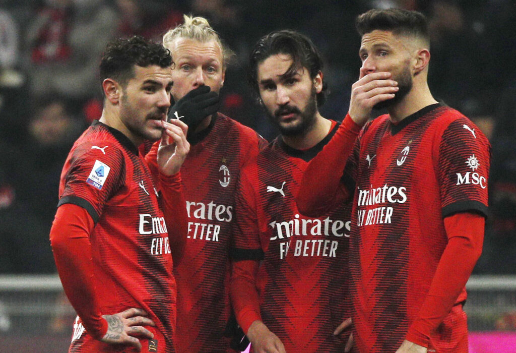 AC Milans spillere står i samlet flok