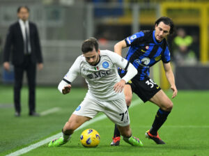 Inters Matteo Darmian i duel med Napolis Khvicha Kvaratskhelia.