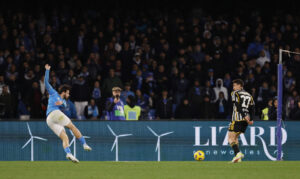 Kvicha Kvaratskhelia afgjorde kampen imellem Napoli og Juventus søndag aften.