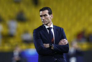 Dommer Juan Martinez Munuera gør klar til kamp.