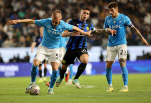 Napolis Leo Ostigard i duel med Inters Lautaro Martinez.