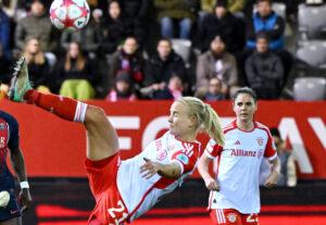 Bayern Münchens Pernille Harder forsøger med lukkede øjne et saksespark.