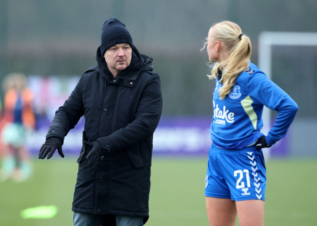 Evertons danske kvindetræner Brian Sørensen dirigerer en af sine spillere.