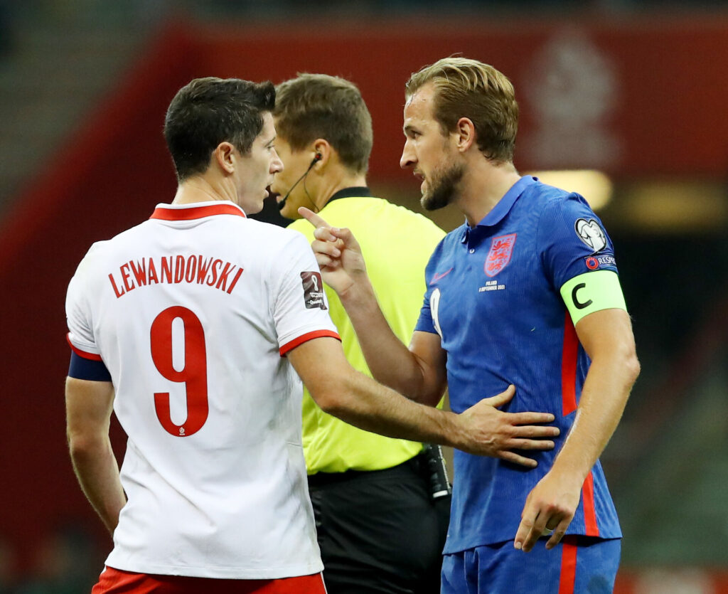 Lewandowski og Harry Kane giver hånd efter en landskamp mellem Polen og England