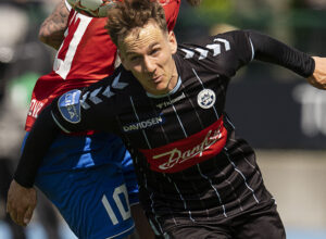 Sønderjyskes Peter Buch Christiansen og Hvidovres Martin Spelmann under kampen mellem Hvidovre IF og SønderjyskE i NordicBet Ligaen i Hvidovre torsdag den 18. maj 2023.