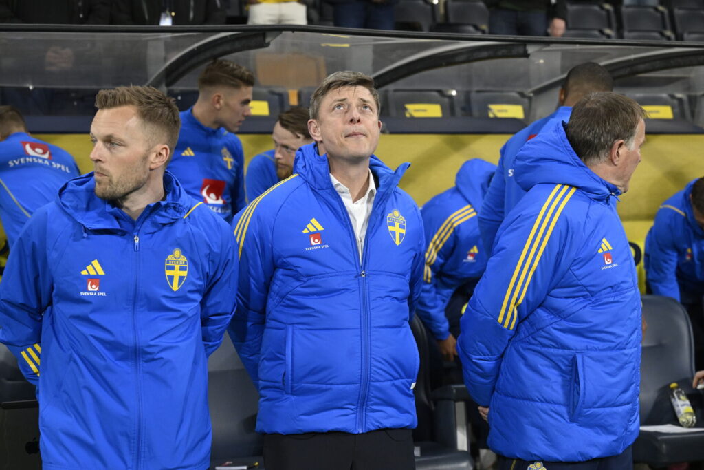 Jon Dahl Tomasson på sidelinjen med de svenske assistenter