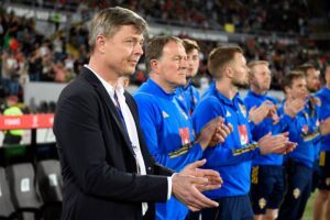 Jon Dahl Tomasson på den svenske bænk forud for opgøret mod Portugal