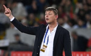 Jon Dahl Tomasson i sin debutkamp som svensk landstræner mod Portugal.