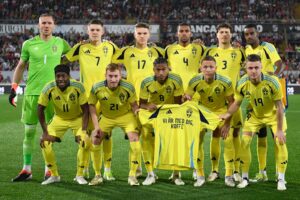 De svenske spillere hylder Kristoffer Olsson med en trøje ved holdbilledet forud for træningskampen mod Portugal.