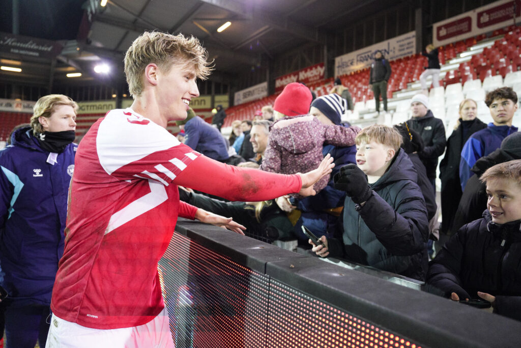 Thomas 'TK' Kristensen hilser på fansene på Vejle Stadion efter Danmarks 3-0-sejr imod Litauen.