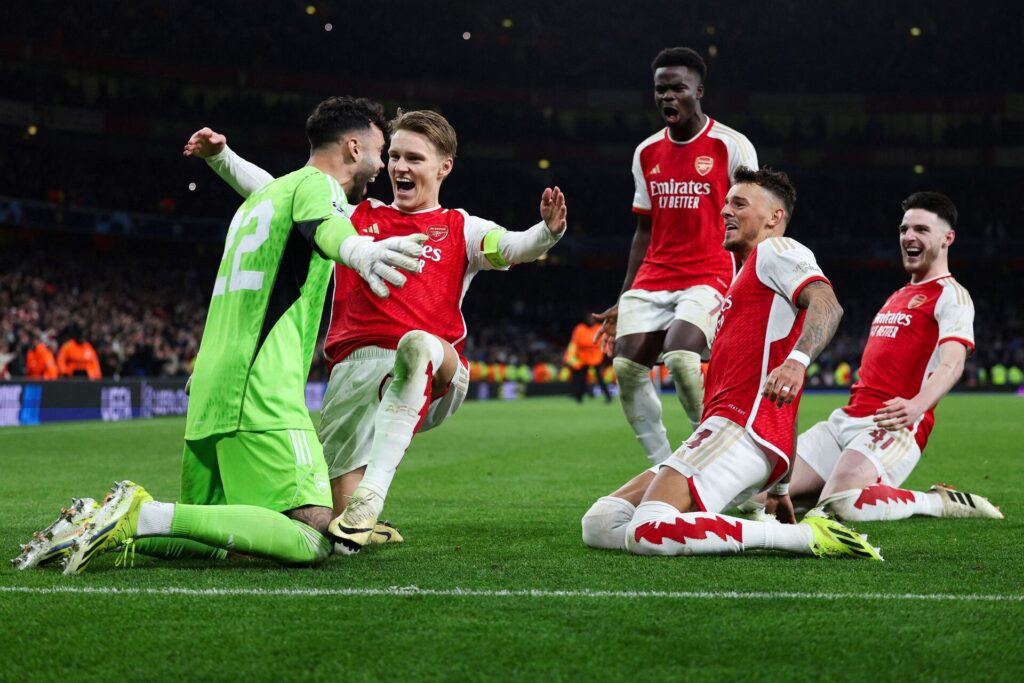 Arsenal-spillerne jubler efter David Rayas vilde redning imod FC Porto i Champions League.