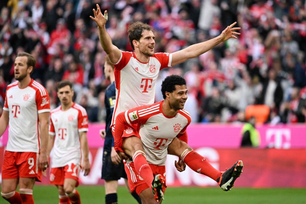 Leon Goretzka og Serge Gnabry jubler efter en scoring for Bayern München