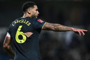 Jamal Lascelles har fået sin kontrakt i Newcastle forlænget med ét år.