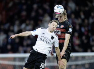 FC Midtjyllands Mads Bech i en hovedstødsduel med Vejle Boldklubs Anders K. Jacobsen.