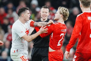 Morten Hjulmand oppe at toppes med Granit Xhaka.