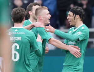 Viborgs spillere jubler efter en scoring af Isak Jensen mod Hvidovre