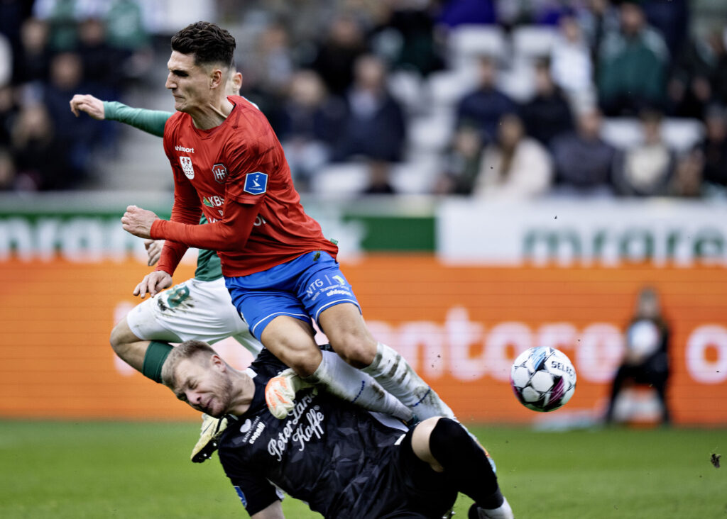 Viborgs målmand Nico Manti stopper Hvidovres Lirim Qamili, hvilket han får rødt kort for der senere annuleres, i superligakampen mellem Viborg FF og Hvidovre IF på Energi Viborg Arena, søndag den 31. marts 2024.