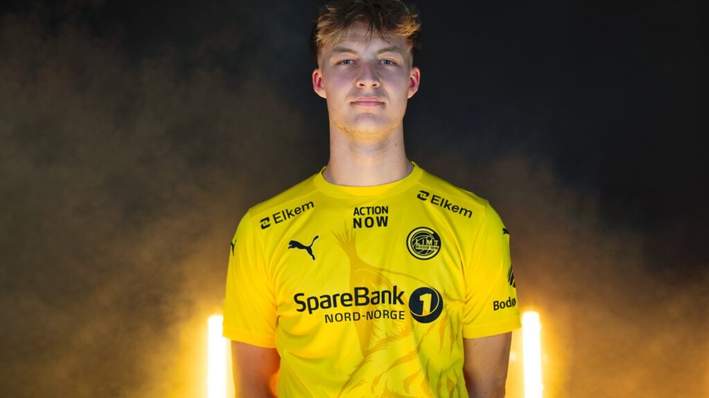 Villads Nielsen poserer i Glimt-drakt etter å ha signert sin første kontrakt med Bodø_Glimt