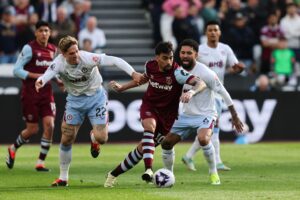 West Ham og Aston Villa spiller i nærkamp i Premier LEague.