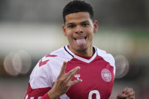 William Osula fejrer sin scoring for det danske U21-landshold imod Litauen.